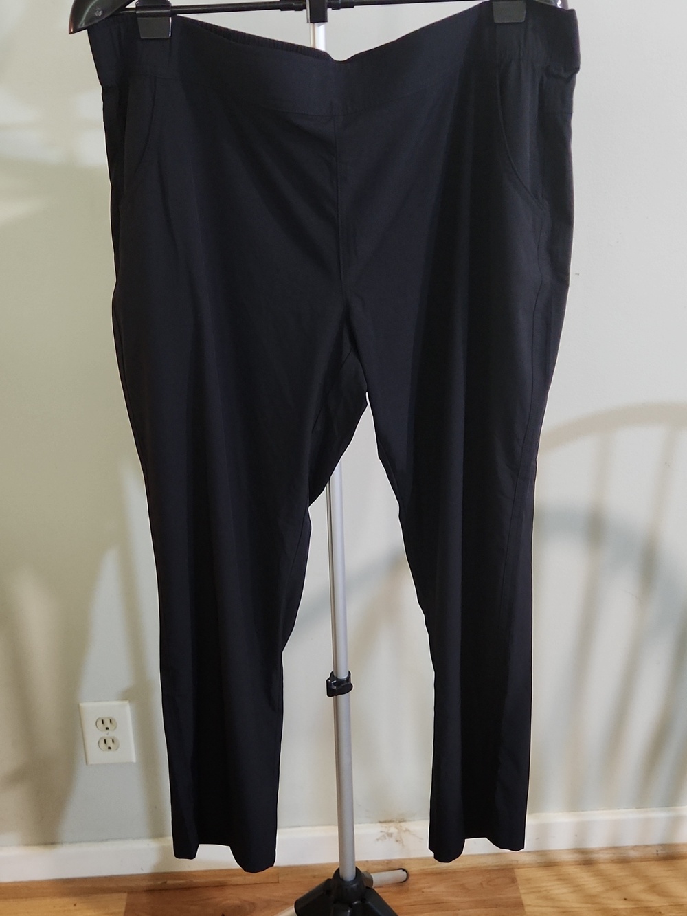Eddie Bauer Womens Black Ankle Slacks. Size XL.